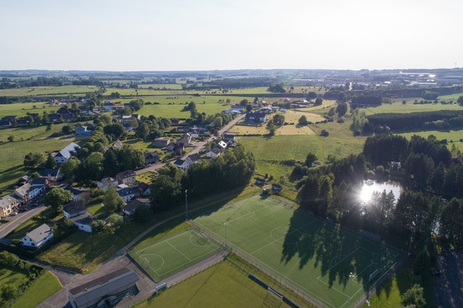 St. Vith - Luftaufnahme Steineweiher und Fußballplatz