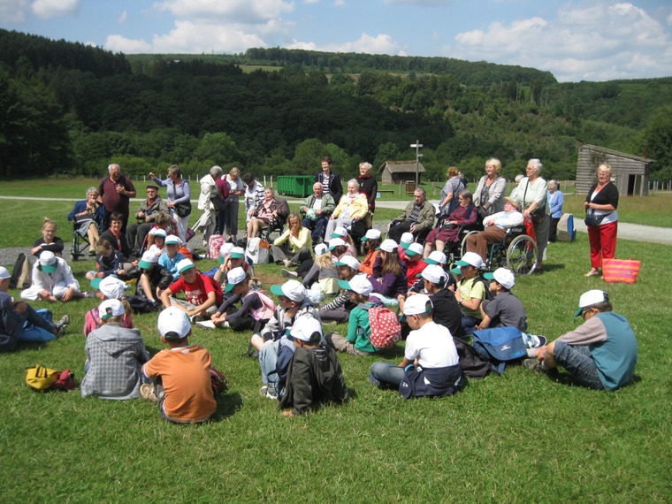 Ausflug der Senioren mit Schulkindern